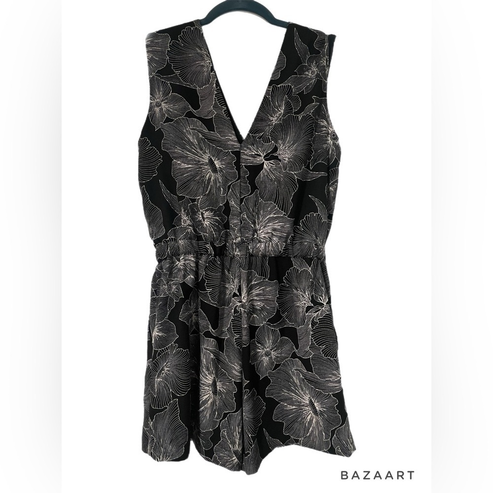 Loft outlet small petite romper. Black and white floral sleeveless EUC. M - Picture 2 of 5